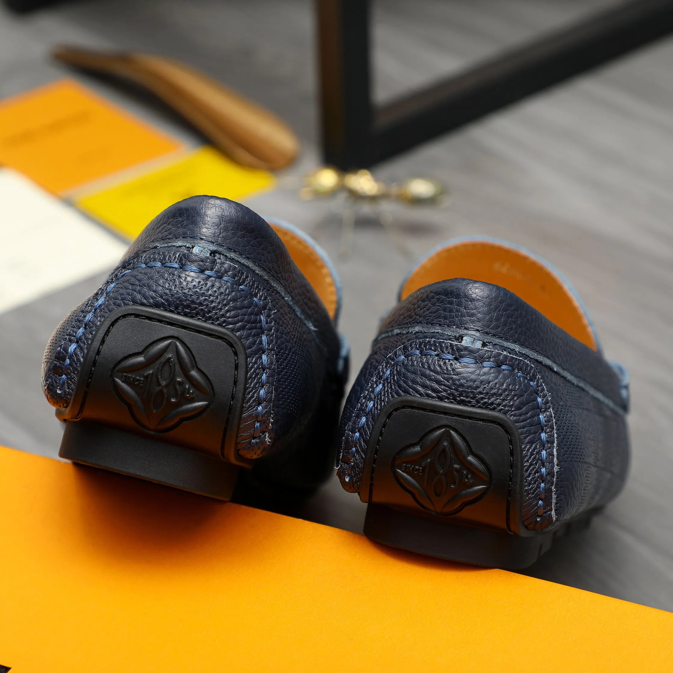 Men's shoes 💰p380 Product trademark: LV "Louis Vuitton" casual slip-on men's shoes Regular size: 38-45 Product materials: Selected classic embossed plaid upper, pigskin lining, rubber outsole